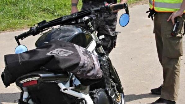 Polizeiobermeister Martin Göller im Gespräch mit dem Motorradfahrer, dessen Maschine beanstandet wurde. Neben dem "Amtlichen" wird auch noch etwas fachgesimpelt.  Foto: Helmut Will