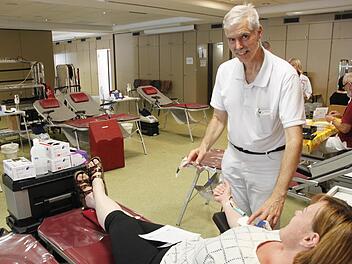 Dr. Peter Leiberich hat hier einen Stammgast auf der Liege: Bianca Nestrrojil spendet schon seit 20 Jahren Blut.  Fotos: Andreas Oswald