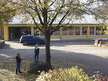 Ein "goldener" Oktobertag und die sonnengelbe Farbe des Gebäudes flossen ineinander bei der offiziellen Übergabe der sanierten Grundschule.  Foto: Winfried Ehling
