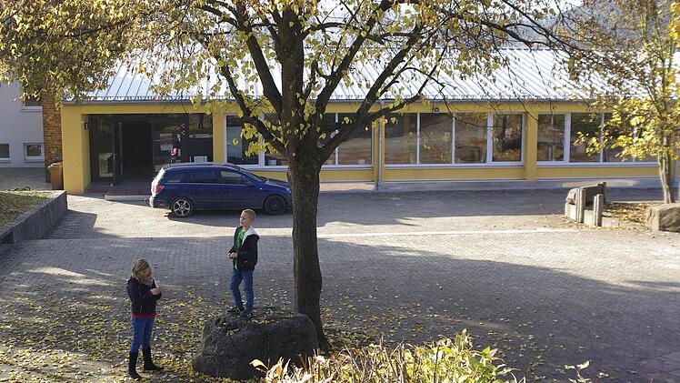 Ein "goldener" Oktobertag und die sonnengelbe Farbe des Gebäudes flossen ineinander bei der offiziellen Übergabe der sanierten Grundschule.  Foto: Winfried Ehling