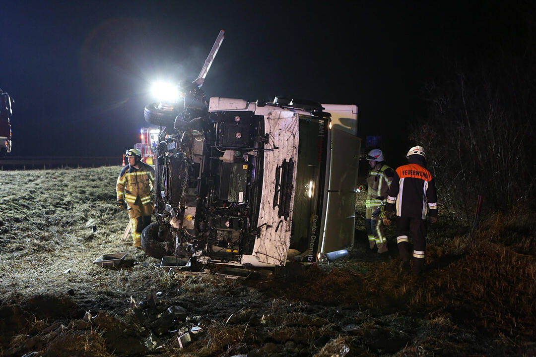 Ein Sportwagen ist auf der A3 kurz vor der Ausfahrt Nürnberg-Nord gegen einen Lkw geschleudert. Der Fahrer stirbt, ein Lkw-Fahrer wird verletzt.
