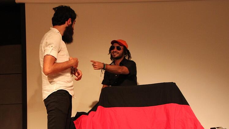 Sehr persönlich spielten vier syrische Flüchtlinge unter der Regie eines Schauspielers vom Meininger Theater ihre Fluchtgeschichte in der Galerie Form und Farbe in Bad Brückenau. Foto: Ulrike Müller