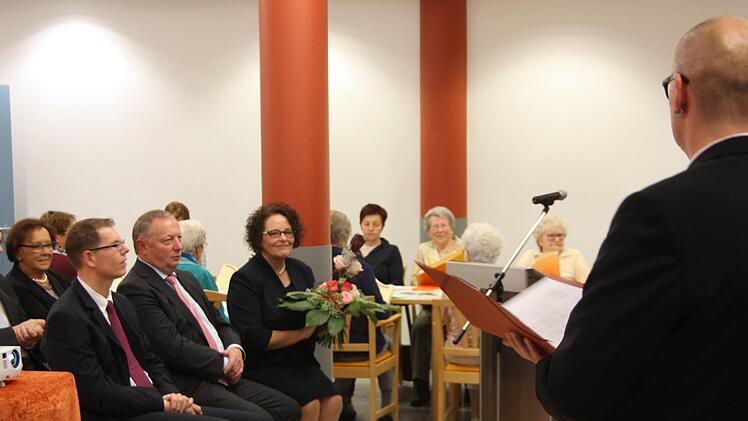 Bezirksrätin Karin Renner, Stiftungsvorstand  der Carl von Heß'schen Sozialstiftung Marco Schäfer, Landrat und Stiftungsvorsitzender Thomas Bold und Heimleiterin Renate Schiefer (von links) lauschten beim Festakt den Klängen des JuKa Vokalensembles.Matthias Nöth