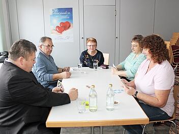 Karteln mit den Organisatoren der Demenzinitiative  Foto: Carmen Schwind