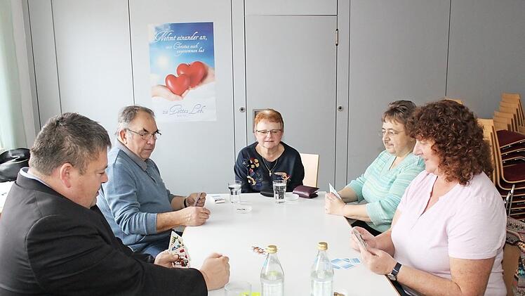 Karteln mit den Organisatoren der Demenzinitiative  Foto: Carmen Schwind