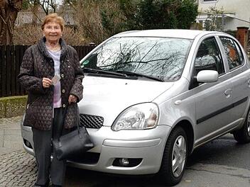 Rentnerin Christa Fischer steht vor einem silbernen Mazda und hält ihren Führerschein in der Hand. Das zweitletzte Auto, das sie gefahren hat, sah genauso aus. Ihr letztes Auto, das sie zu Schrott gefahren hat, war das gleiche Modell - aber in rot. Experten fordern verpflichtende "Feedbackfahrten" für Senioren. Foto: Anne-Sophie Galli/dpa