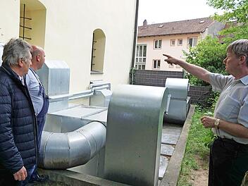 Widerstand aus den Fraktionen: CSU und FW bei einem Ortstermin an der Lüftungsanlage  Foto: Richard Sänger