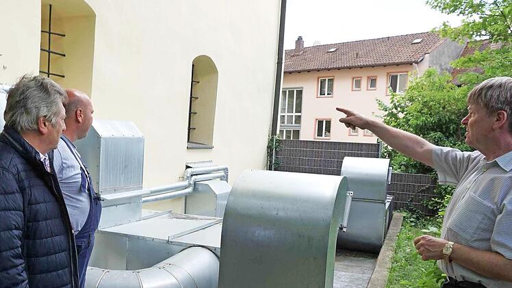 Widerstand aus den Fraktionen: CSU und FW bei einem Ortstermin an der Lüftungsanlage  Foto: Richard Sänger