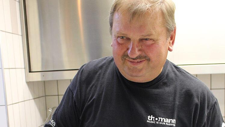 Konrad Schernich ist f&uuml;r die Kartoffelspiralen zust&auml;ndig.