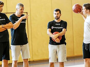 Vier Männer in Shorts: Cheftrainer Aninars Bagatskis (Zweiter von links) gibt in der Trainingshalle die Richtung vor. Seine Assistenten (von links) Marcelo Nicola, Federico Perego und Dominik Günthner unterstützen ihn bei der Arbeit mit der Mannschaft.  Foto: Daniel Löb