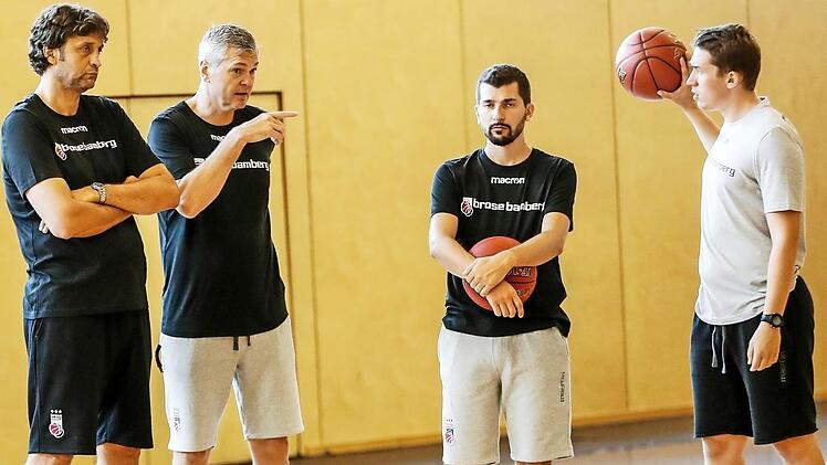 Vier Männer in Shorts: Cheftrainer Aninars Bagatskis (Zweiter von links) gibt in der Trainingshalle die Richtung vor. Seine Assistenten (von links) Marcelo Nicola, Federico Perego und Dominik Günthner unterstützen ihn bei der Arbeit mit der Mannschaft.  Foto: Daniel Löb