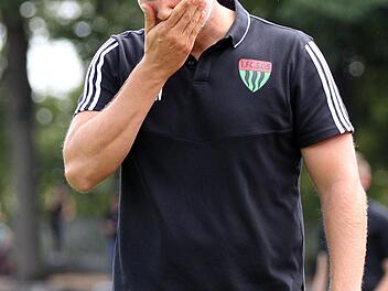 Abputzen, weitermachen: FC-05-Trainer Timo Wenzel war vom Ergebnis der Schweinfurter in Buchbach entt&auml;uscht, nicht aber von der Spielweise.  Foto: foto2press/Frank Scheuring