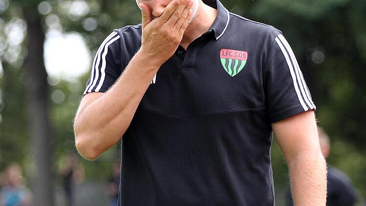 Abputzen, weitermachen: FC-05-Trainer Timo Wenzel war vom Ergebnis der Schweinfurter in Buchbach entt&auml;uscht, nicht aber von der Spielweise.  Foto: foto2press/Frank Scheuring