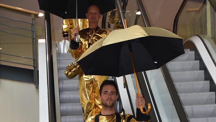 Das Orchester der Pocket Opera Company (Heimo Hirschmann, Sandra Engel, Stefan Frank und Dominik Landmann) unter der Leitung von Franz Killer marschiert auf.