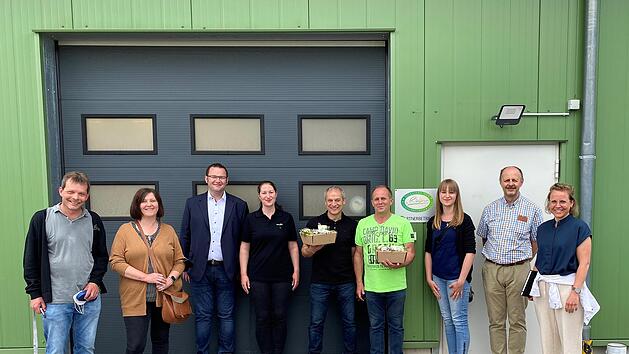 Behördenleiter Oliver Kröner und Lisa Lang (2. und 3. von rechts), zusammen mit landwirtschaftlichen Betriebsleiter Dieter Then und Stefan Blum, Marktleiter Groma NES (4. und 5. von rechts) und das Team der Akteure. Foto: Lisa Lang