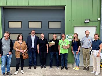 Behördenleiter Oliver Kröner und Lisa Lang (2. und 3. von rechts), zusammen mit landwirtschaftlichen Betriebsleiter Dieter Then und Stefan Blum, Marktleiter Groma NES (4. und 5. von rechts) und das Team der Akteure. Foto: Lisa Lang