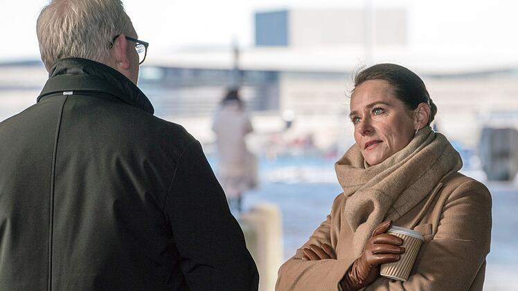 S&oslash;ren Malling spielt wieder den Journalisten Torben Friis, der die Arbeit der Politikerin Birgitte Nyborg (Sidse Babett Knudsen) kritisch begleitet.