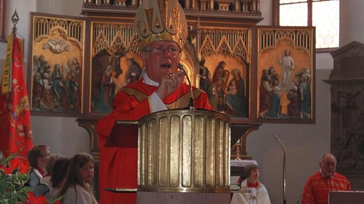 Der Bischof Friedhelm Hofmann bei der Predigt .
