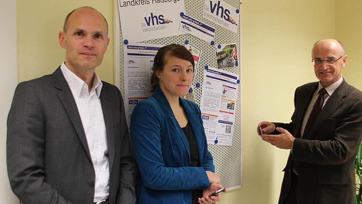 Sie stehen hinter dem Haßberg-Newsletter: Holger Weininger, Geschäftsführer VHS Haßberge, Zukunfts-coach Tina Büdel und Wilhelm Schneider, Vorsitzender der VHS Kreis Haßberge (von links).   Foto: Katja Kölbl