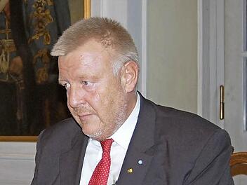 Norbert Kastner am Montagnachmittag am Tisch der Regimentsstube im Coburger Rathaus. Vor 23 Jahren und knapp sieben Monaten hat er dort das erste Mal eine Sitzung geleitet - als damals jüngster OB in Deutschland. Nun beginnt für ihn die Runde der letzten Male: Er wird zur Wahl 2014 nicht mehr antreten. Seine Amtszeit endet am 30. April. Foto: Oliver Schmidt