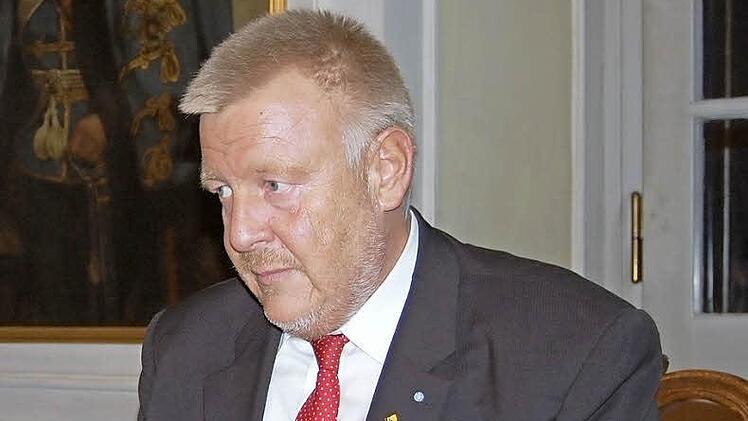 Norbert Kastner am Montagnachmittag am Tisch der Regimentsstube im Coburger Rathaus. Vor 23 Jahren und knapp sieben Monaten hat er dort das erste Mal eine Sitzung geleitet - als damals jüngster OB in Deutschland. Nun beginnt für ihn die Runde der letzten Male: Er wird zur Wahl 2014 nicht mehr antreten. Seine Amtszeit endet am 30. April. Foto: Oliver Schmidt