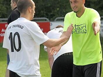 Der Thurnauer Spielertrainer Marco Dreßel (rechts) und Christian Deller möchten nach der Rückkehr in die Kreisliga gleich weiterjubeln. Zum Saisonstart kommt der TSV Engelmannsreuth. Foto: Herbert Georgius