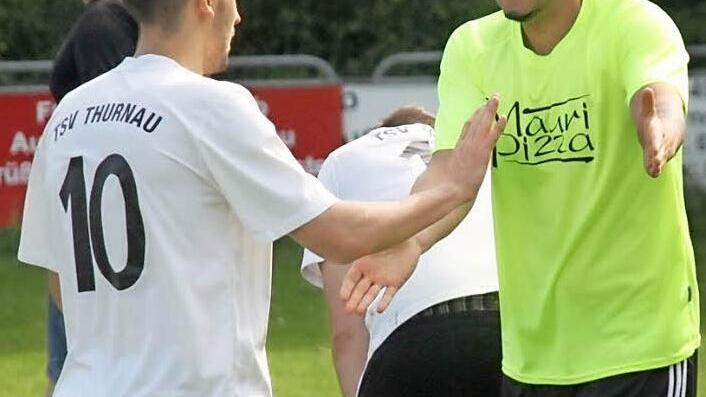 Der Thurnauer Spielertrainer Marco Dreßel (rechts) und Christian Deller möchten nach der Rückkehr in die Kreisliga gleich weiterjubeln. Zum Saisonstart kommt der TSV Engelmannsreuth. Foto: Herbert Georgius