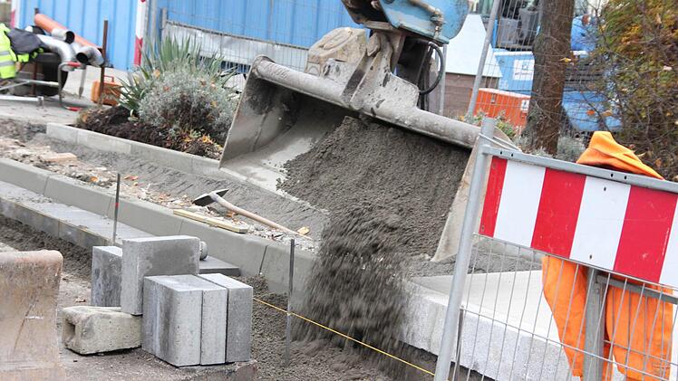 Estrich für die Randsteinplatten in Hummendorf wird abgekippt.  Foto: Friedwald Schedel