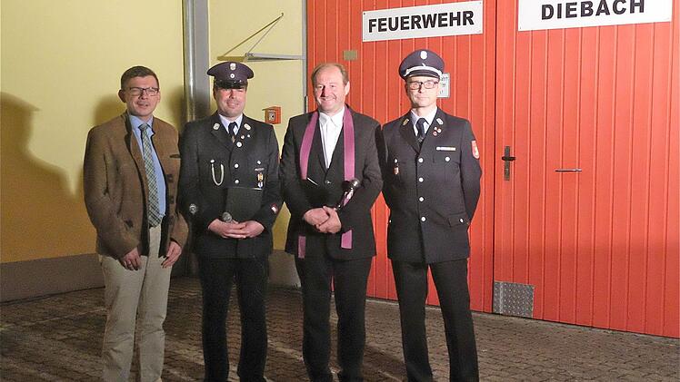 (V.l.): Bürgermeister Armin Warmuth, Vorsitzender Steffen Schärpf, Pfarrer Paul Kowol und Kommandant Dieter Ebert.  Foto: Gerd Schaar