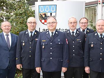 Landrat Thomas Bold (links) und Kreisbrandrat Benno Metz (zweiter von rechts) mit dem neuen Leiter der örtlichen Unterstützungsgruppe Alexander Bös (von links), den stellvertretenden Kontingentführern Georg Helfrich und Elmar Eisenmann sowie Kontingentführer Thomas Eyrich.  Foto: Benedikt Borst