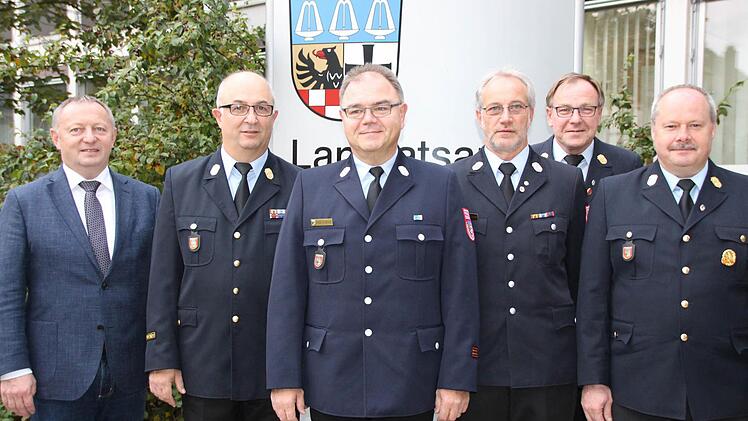 Landrat Thomas Bold (links) und Kreisbrandrat Benno Metz (zweiter von rechts) mit dem neuen Leiter der örtlichen Unterstützungsgruppe Alexander Bös (von links), den stellvertretenden Kontingentführern Georg Helfrich und Elmar Eisenmann sowie Kontingentführer Thomas Eyrich.  Foto: Benedikt Borst