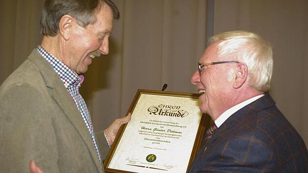 Der Vorsitzende, Alfred Jeurink (links) ernannte Günter Dittmar (rechts) zum Ehrenvorsitzenden. Foto: Winfried Ehling