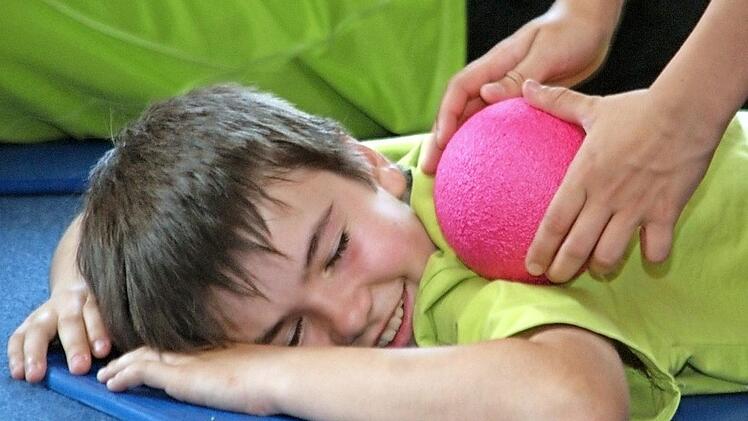 Das gut gut: Dieser Schüler genießt sichtlich die Ballmassage.