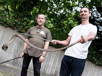 Stationsleiter Markus Baur (l) zeigt einem Bundeswehrsoldaten am 28.06.2017 in der Reptilienauffangstation in München (Bayern) den Umgang mit einer Brillenschlange (Naja naja). Bundeswehrsoldaten lernen in der Auffangstation für Reptilien den Umgang mit Giftschlangen. Foto: Alexander Heinl, dpa