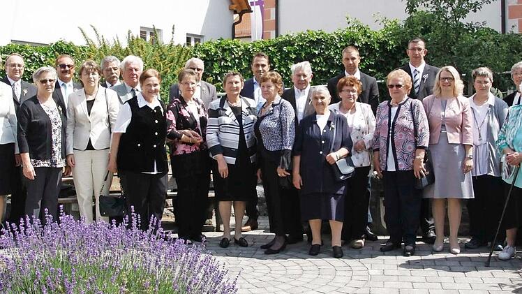 Die Jubilare mit Dekanin Sachs (2. v. r.). Foto: Reinhard Löwisch