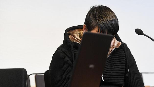 Im Prozess um die Vergewaltigung und Ermordung einer 19-j&auml;hrigen Studentin in Freiburg ist der Fl&uuml;chtling Hussein K. zur H&ouml;chststrafe nach Erwachsenenstrafrecht verurteilt worden: Lebenslang.  Sein Verteidiger legte Revision gegen das Urteil ein. Foto: Patrick Seeger/dpa