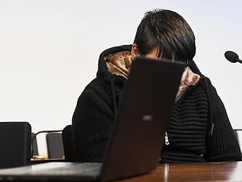 Im Prozess um die Vergewaltigung und Ermordung einer 19-jährigen Studentin in Freiburg ist der Flüchtling Hussein K. zur Höchststrafe nach Erwachsenenstrafrecht verurteilt worden: Lebenslang.  Sein Verteidiger legte Revision gegen das Urteil ein. Foto: Patrick Seeger/dpa