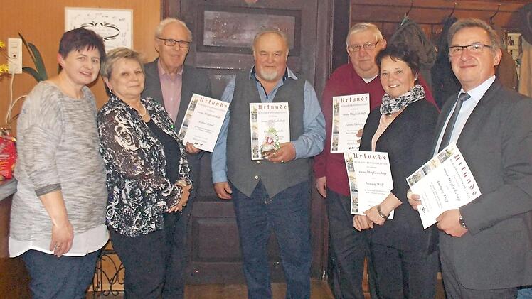 Bei der Ehrung (von links) Vorsitzende Gertrud Lenglein, Zweite Vorsitzende Maria Karl, Arthur Bittel (40 Jahre im Verein), Gerhard Mantke (50 Jahre), Lorenz Gehring (40 Jahre), Hedwig und Ludwig Wolf (40 Jahre) Foto: privat