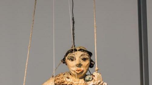 Impressionen aus der neuen Sonder-Präsentation "Lehm & Lehm Lassen" im Glasmuseum Rosenau: Leila Badeschön (Steinzeug).Foto: Jochen Berger