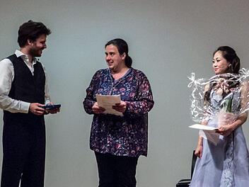 Die Pianistin Kyoko k (rechts) und der Bariton Franz Xaver Schlecht wurden durch die Vorsiotzende Adelheid von Wechmar mit den diesjährigen Stipendien des Richard-Wagner-Verbands Coburg ausgezeichnet.Foto: Jochen Berger