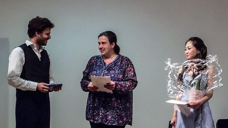 Die Pianistin Kyoko k (rechts) und der Bariton Franz Xaver Schlecht wurden durch die Vorsiotzende Adelheid von Wechmar mit den diesjährigen Stipendien des Richard-Wagner-Verbands Coburg ausgezeichnet.Foto: Jochen Berger