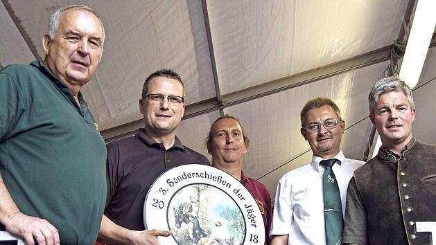 Dem besten Sch&uuml;tzen wurde die Sonderscheibe &uuml;berreicht (von links): Sch&uuml;tzenmeister Erwin Kalb, Gewinner Axel Richter, Horst G&ouml;ring, Christian Thiel und Michael Ament.  Foto: Andreas Welz