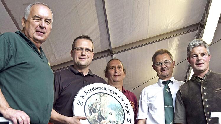 Dem besten Schützen wurde die Sonderscheibe überreicht (von links): Schützenmeister Erwin Kalb, Gewinner Axel Richter, Horst Göring, Christian Thiel und Michael Ament.  Foto: Andreas Welz