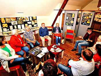 Das provisorische Museum in der alten Synagoge von Maßbach dokumentiert die jüdische Geschichte der Gemeinde. Nun werden weitere Helfer gesucht. Dafür warben Klaus Bub und Bürgermeister Matthias Klement bei einem Info-Abend.Dieter Britz