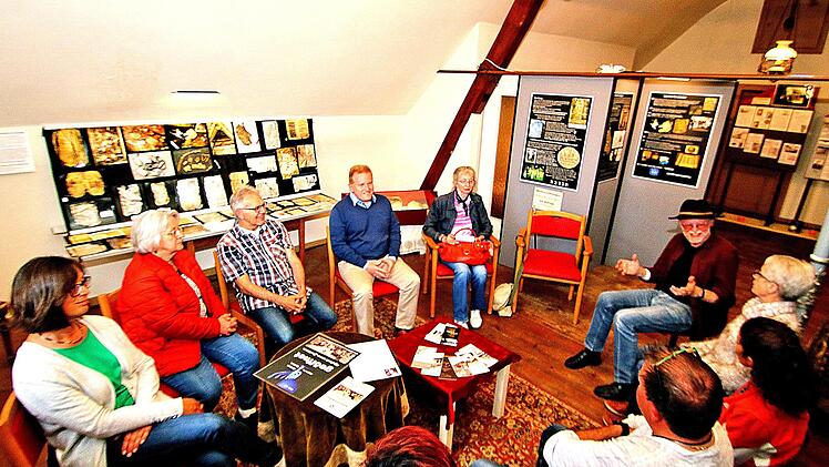 Das provisorische Museum in der alten Synagoge von Maßbach dokumentiert die jüdische Geschichte der Gemeinde. Nun werden weitere Helfer gesucht. Dafür warben Klaus Bub und Bürgermeister Matthias Klement bei einem Info-Abend.Dieter Britz