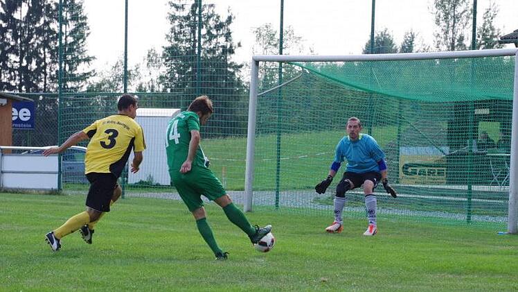 Ren&eacute; Schubart (gr&uuml;nes Trikot) erzielt das fr&uuml;he 1:0 f&uuml;r den FC Stockheim. "W&ouml;lfe"-Torwart Daniel Center war machtlos.  Foto: Hans Franz