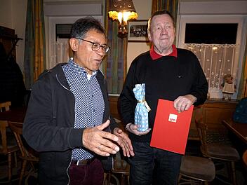 Ortsvereinsvorsitzender Roland Sekatzek (links) ehrt Klaus Gotthardt für die 50-jährige Mitgliedschaft.Richard Sänger