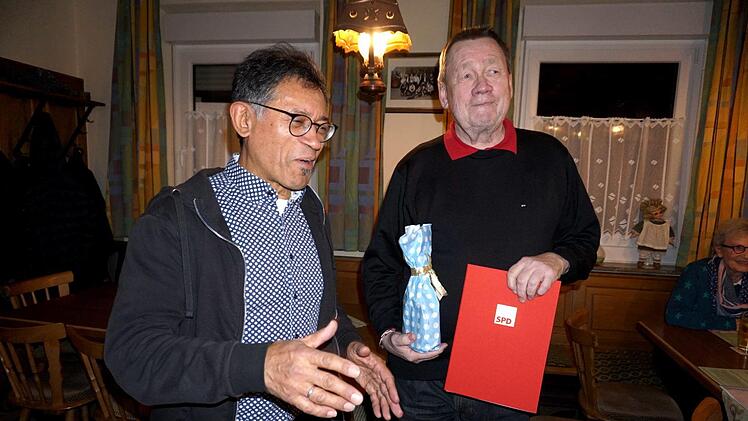 Ortsvereinsvorsitzender Roland Sekatzek (links) ehrt Klaus Gotthardt für die 50-jährige Mitgliedschaft.Richard Sänger