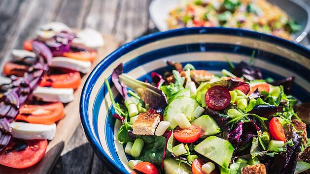 Gesunde Ernährung bedeutet nicht automatisch jeden Tag Salat essen zu müssen. Mit unseren fünf Tipps und dazu passenden Rezepten werden Sie garantiert satt und tun ihrem Körper auch noch etwas Gutes. Symbolfoto: unsplash.com/Jez Timms