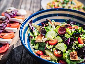 Gesunde Ernährung bedeutet nicht automatisch jeden Tag Salat essen zu müssen. Mit unseren fünf Tipps und dazu passenden Rezepten werden Sie garantiert satt und tun ihrem Körper auch noch etwas Gutes. Symbolfoto: unsplash.com/Jez Timms